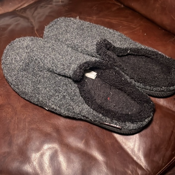 Muk Luks Cozy Gray Fuzzy Slippers size 8-9 - Picture 4 of 7